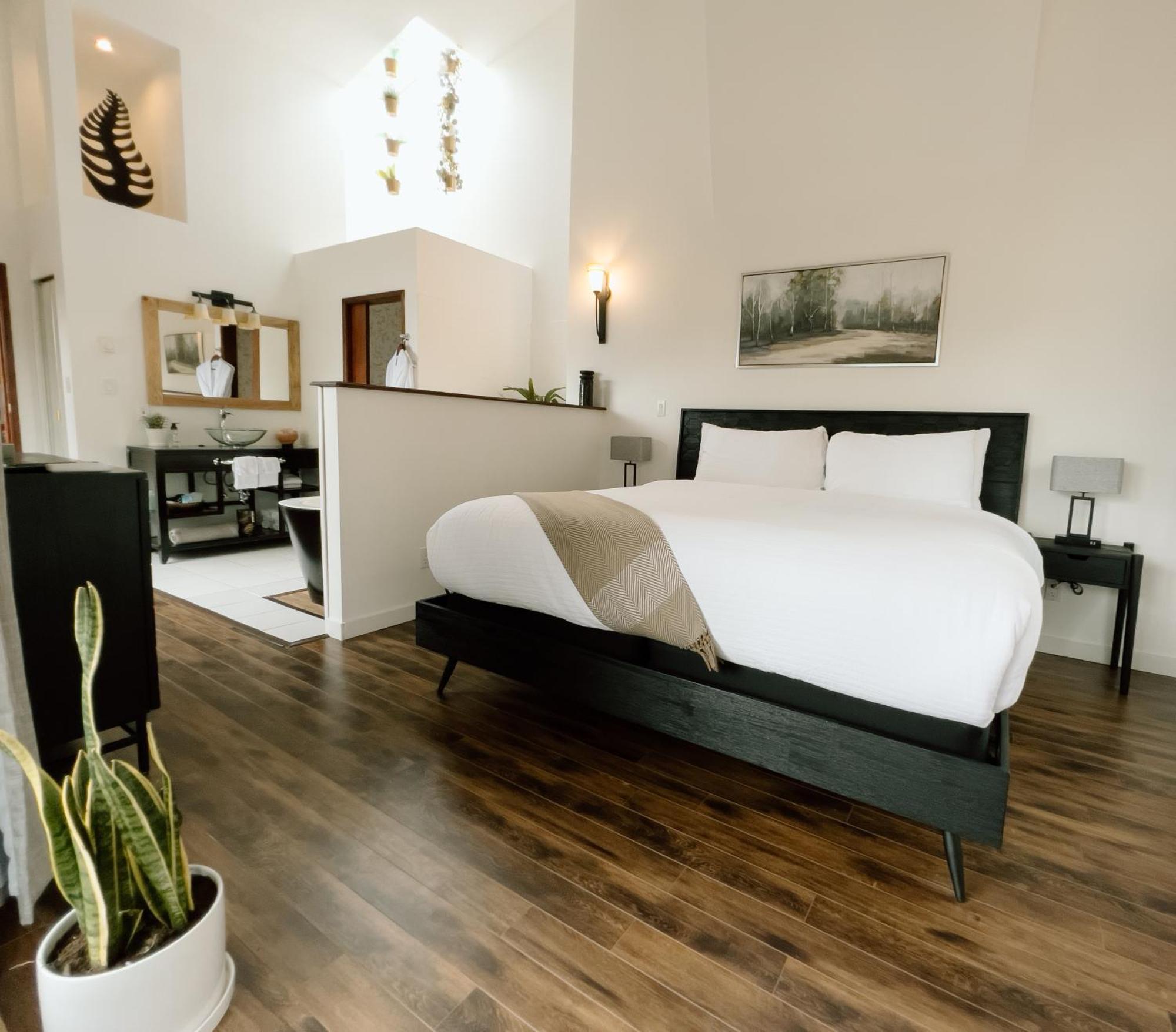 Lunar Cove Inn Charters And Tours Tofino Ngoại thất bức ảnh