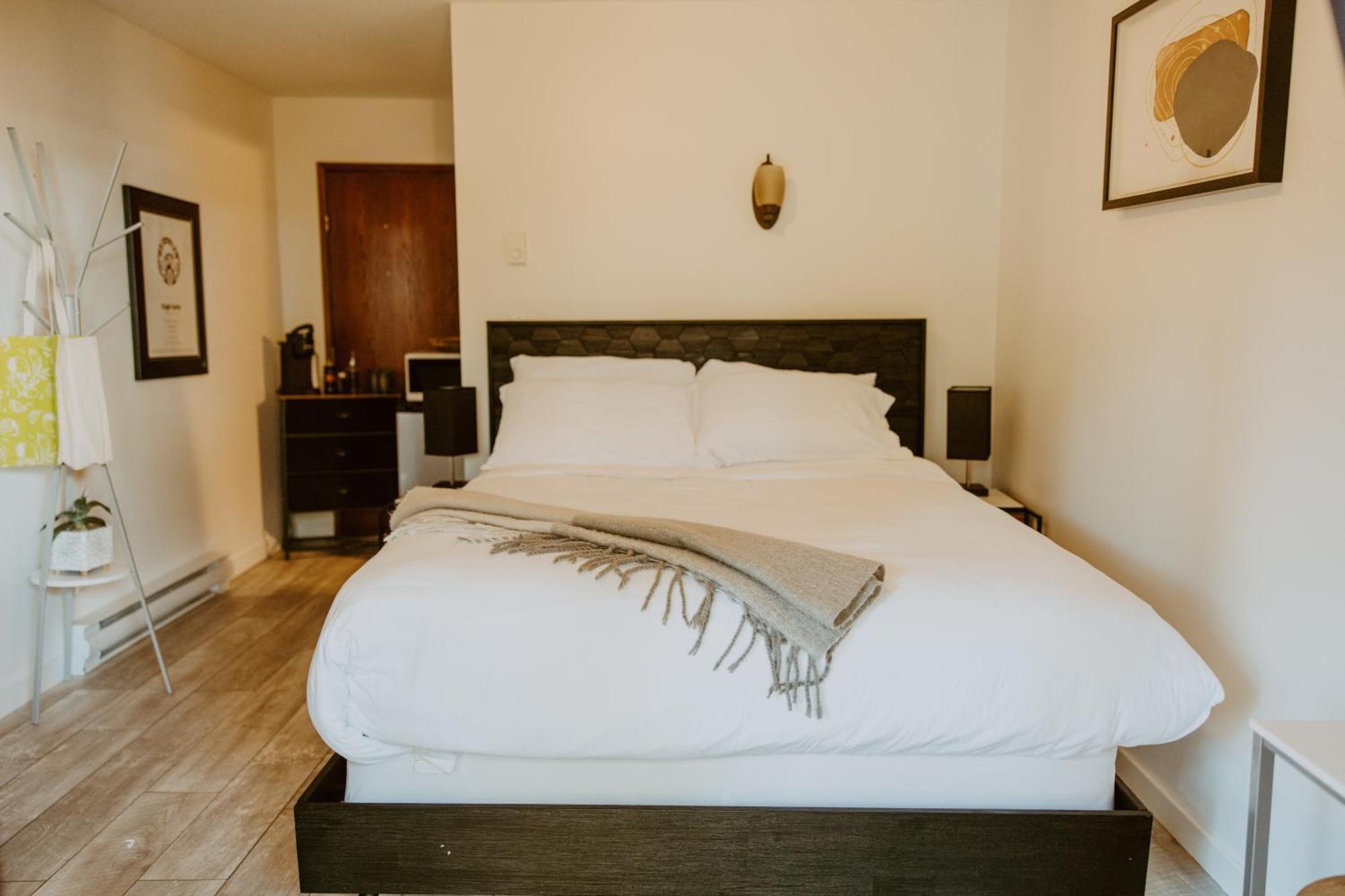 Lunar Cove Inn Charters And Tours Tofino Ngoại thất bức ảnh