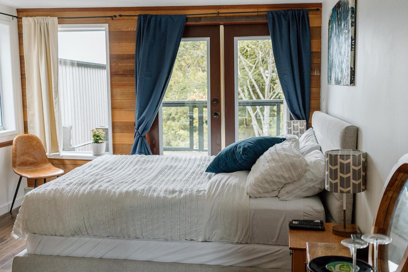 Lunar Cove Inn Charters And Tours Tofino Ngoại thất bức ảnh